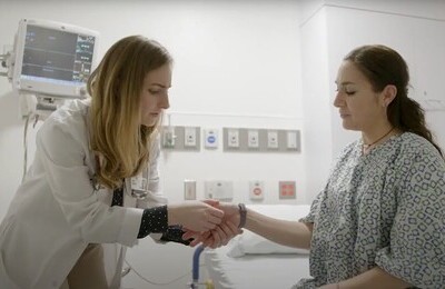 Кодирование Аквилонг в Дорогобуже Врач держит пациентку за руку