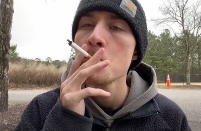 Лечение зависимости от табакокурения в Дорогобуже Мужчина с сигаретой делает затяжку