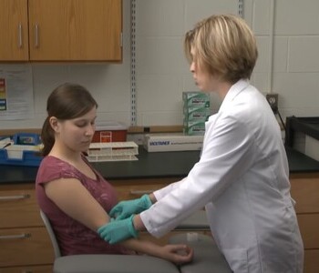 Лечение зависимости от аптечных препаратов в Дорогобуже Врач делает инъекцию пациентке