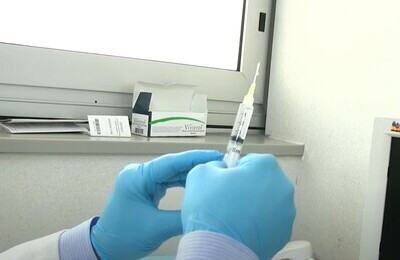 Проведение кодирования Вивитролом в Дорогобуже Шприц с Вивитролом в руках у врача